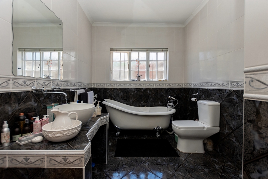 5 Bedroom Property for Sale in Middedorp Western Cape